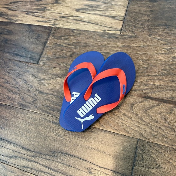 puma red flip flops